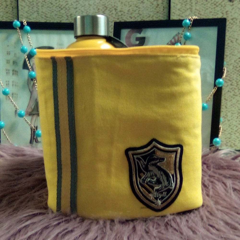 Hufflepuff Water Bottle & Lunchbox Set - Picture 5 of 6